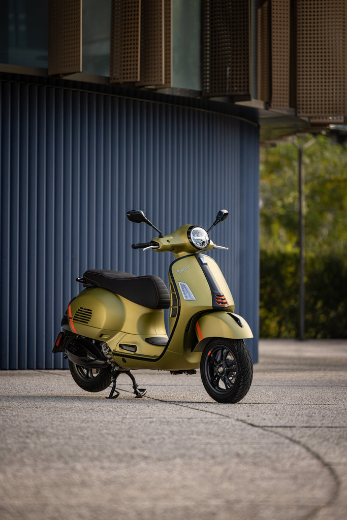 Vespa GTS 300HPE SuperSport RST22 - Verde Ambizioso 2024 £750 Saving Upon Registration